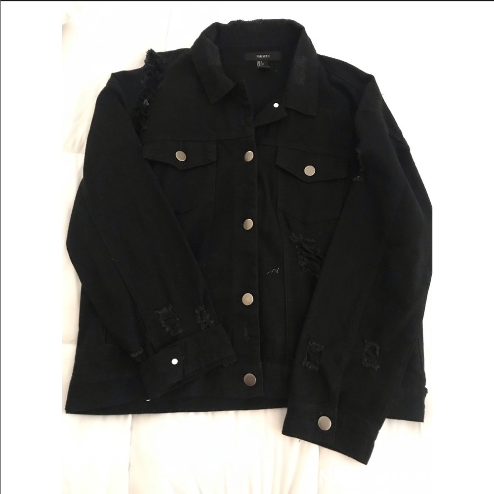 SOLD Distressed black denim jacket 🖤
